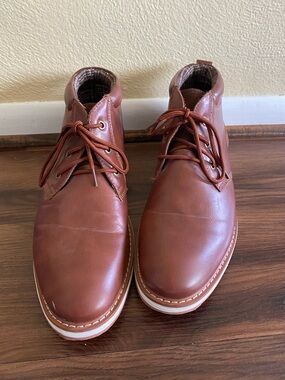 Classic Brown Men’s Chukka Boots with Lace-Up Closure